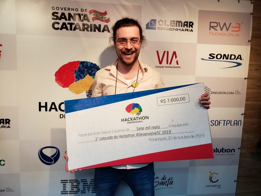 Aluno da Estácio de Sá Florianópolis recebe prêmio Hackathon 2019