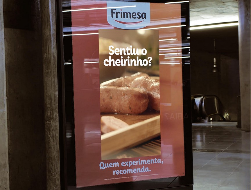 Estação de metrô da Sé com cheirinho de linguiça no ar em campanha da OpusMúltipla para Frimesa