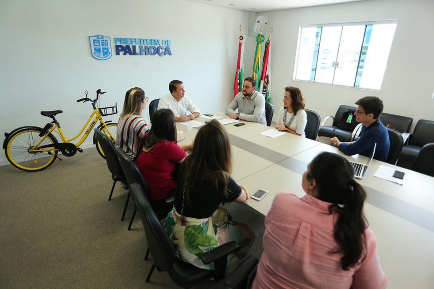 Prefeito de Palhoça assina decreto para criação do serviço compartilhado de bicicletas e patinetes