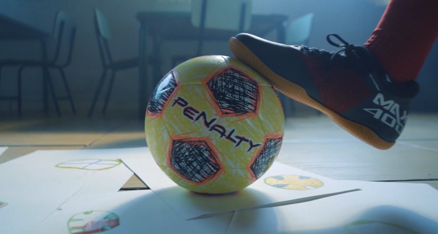 Bola é destaque de campanha de Natal da Penalty