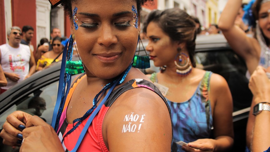 Coletivo feminista estreia em Santa Catarina campanha para inibir o assédio a mulheres no Carnaval