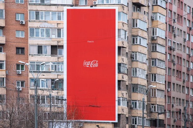 Outdoor da Coca-Cola mostra “garrafa invisível”