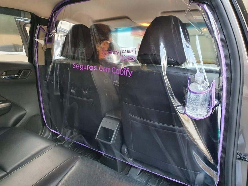 Cabify fornece películas de isolamento para motoristas e passageiros