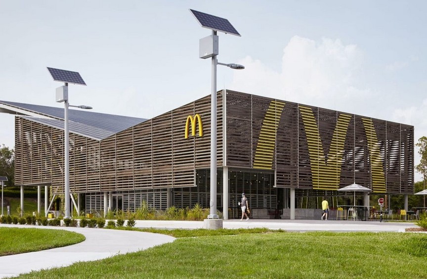 McDonald’s inaugura restaurante piloto com design ecológico e movido a energia solar