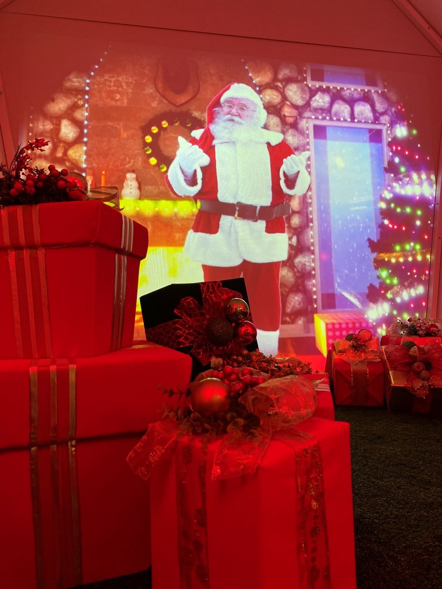 Itajaí Shopping divulga decoração de Natal com Papai Noel tecnológico