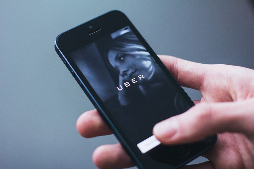 Uber lança plataforma de educação financeira para motoristas e entregadores parceiros