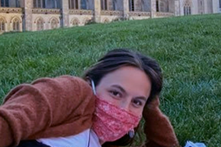 Meme Disaster Girl, da menina sorrindo de forma diabólica na frente de ...