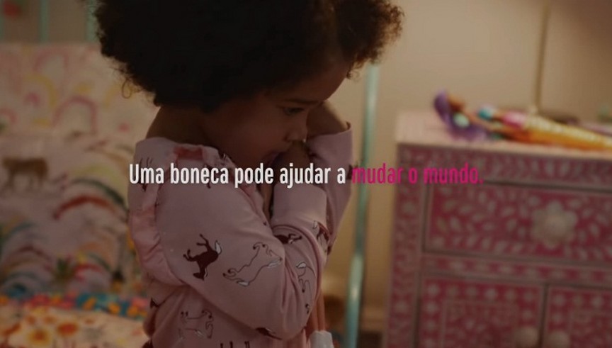 Em campanha global, Barbie mostra os benefícios que brincar com bonecas traz às crianças
