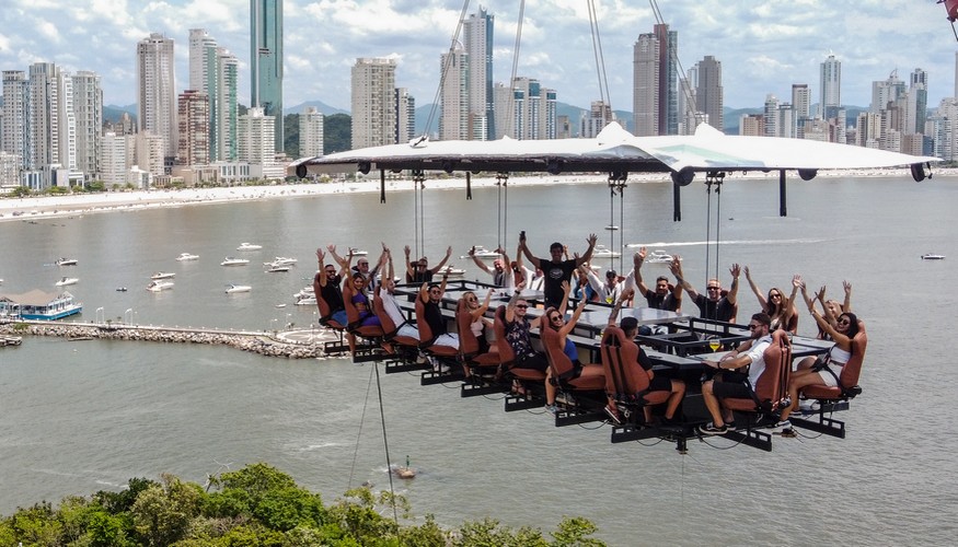 Inaugurado em Balneário Camboriú, o 1º restaurante suspenso do litoral catarinense