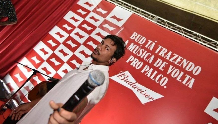 Budweiser realiza ação com o rapper Xamã em estação de metrô de SP