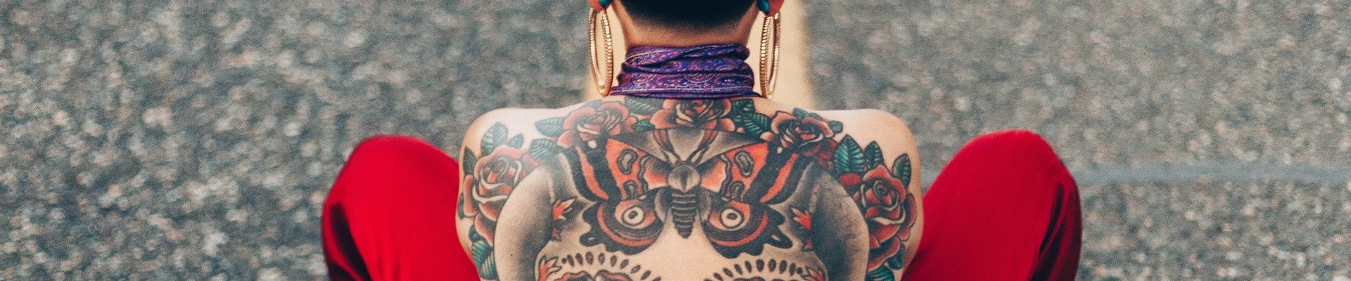 As pessoas adoram tatuar marcas em seus corpos. Por que elas fazem isso é outra questão