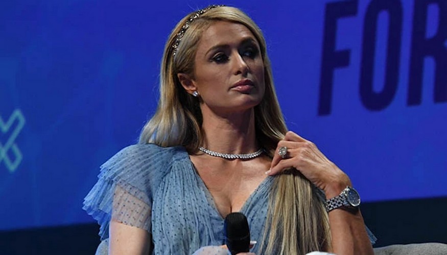 Direto de Cannes, Paris Hilton aceita título de “Rainha do Metaverso”