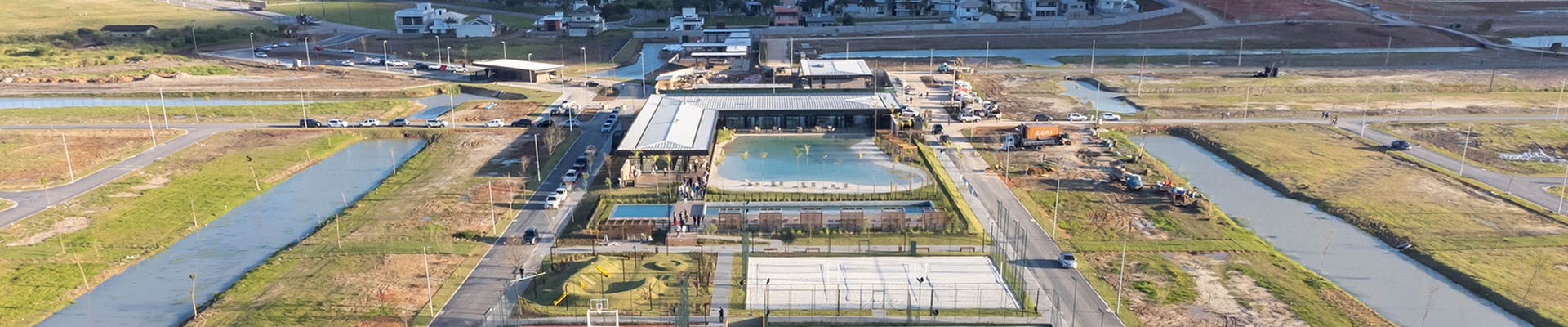 Condomínio Reserva da Pedra está concluído. Com praia e lagos artificiais.