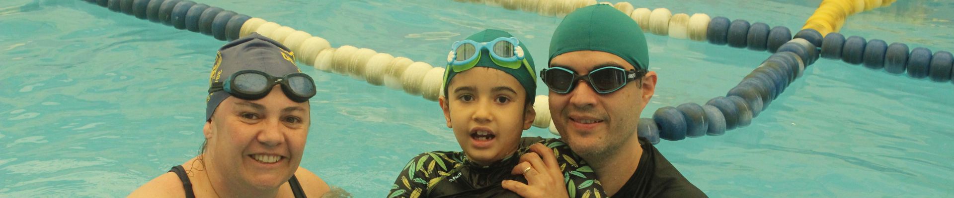 Lira Tênis Clube realiza encontro para celebrar um ano do projeto de natação para autistas