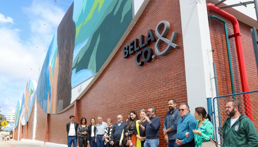 Nova fachada da Bella&Co homenageia figuras de Blumenau