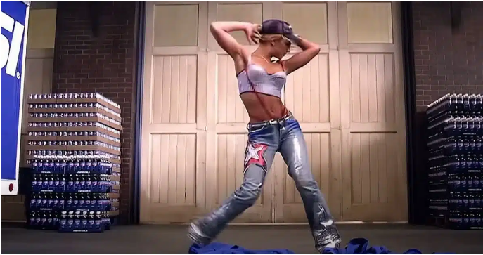 Campanha de aniversário da Pepsi relembra propagandas icônicas