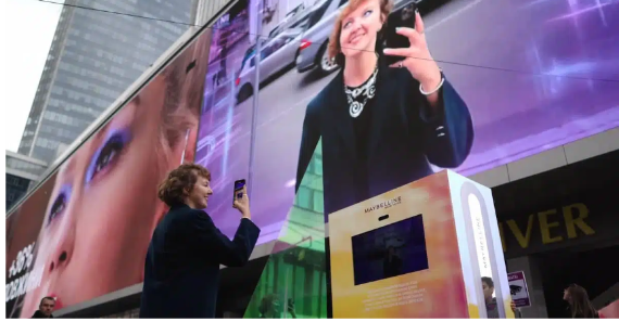 Ação Maybelline cria o maior espelho de realidade aumentada do mundo na Ucrânia