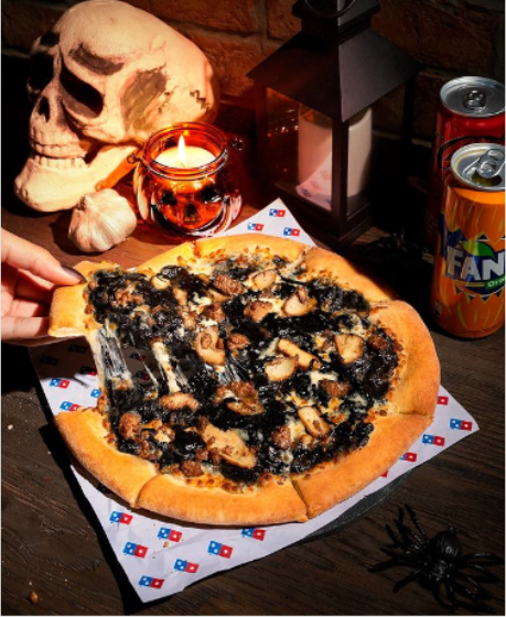 Pizza preta e gelada na comemoração do Halloween na parceria de Domino's e Heinz