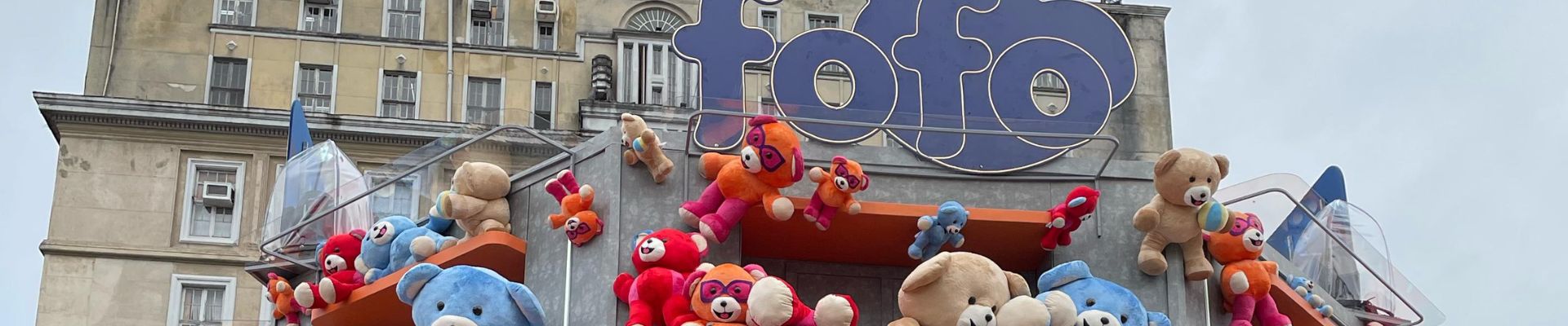 Fofo invade Praça de Porto Alegre com ursos de pelúcia