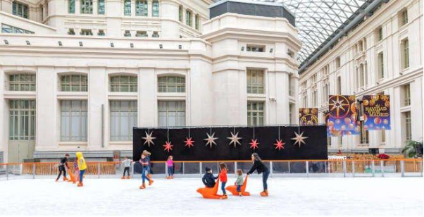 Amazon para o Natal: Marca patrocina pista de patinação e monta espaço especial na Espanha
