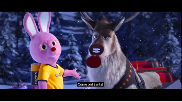 Campanha da Duracell para o Natal tem o coelhinho da marca salvando uma cidade do apagão