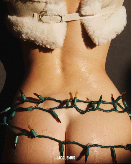 Kendall Jenner sem roupa em ação para campanha de Natal de marca de bolsas