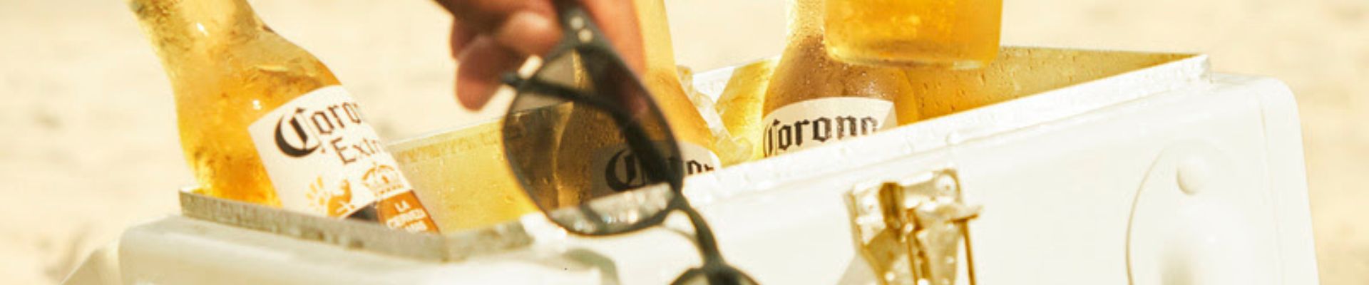 Corona fecha parceria com a LIVO e lança uma coleção exclusiva com modelo de óculos sustentável