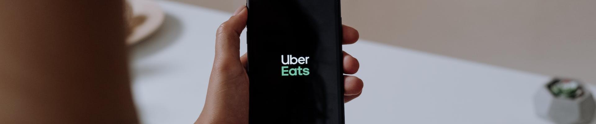Luann de Lesseps canta seu sucesso no novo anúncio do Uber Eats para o Natal