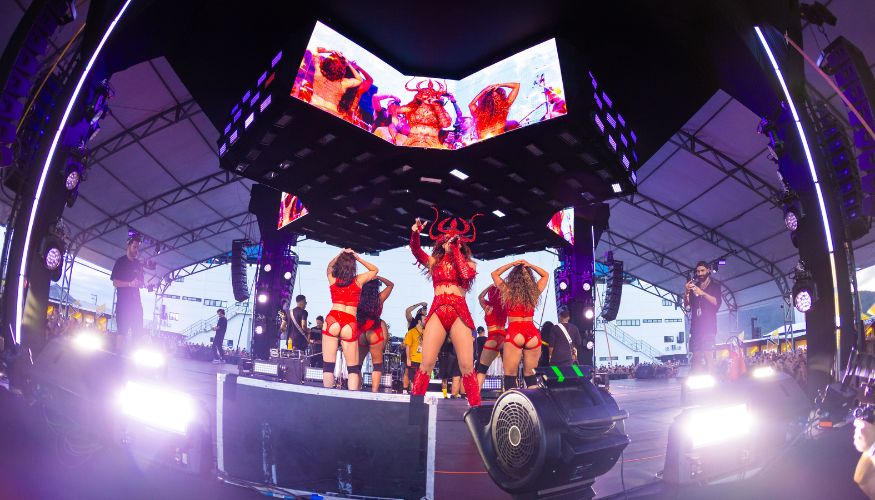 Anitta realiza show em Florianópolis com participações especiais