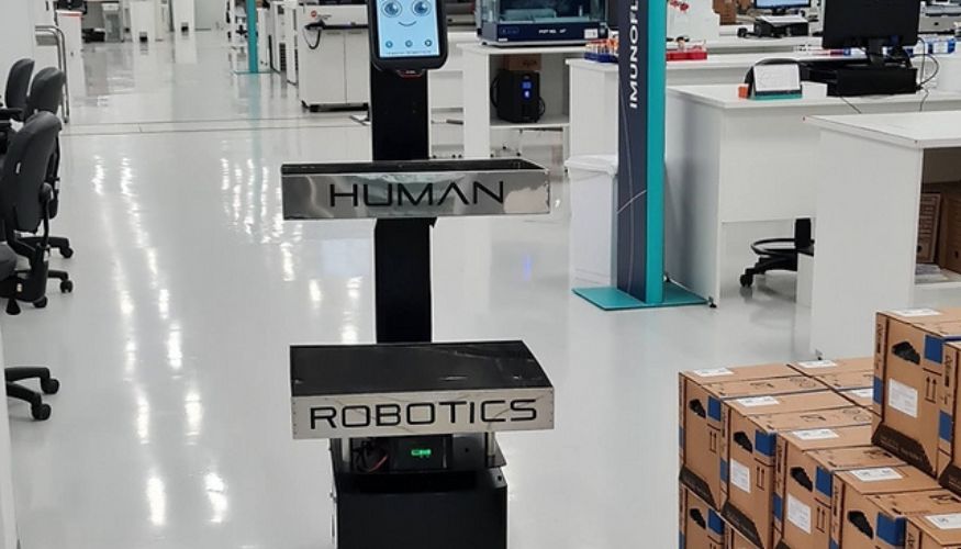 Robô simpático para atendimento e indústria criado no PR será comercializado em todo o país