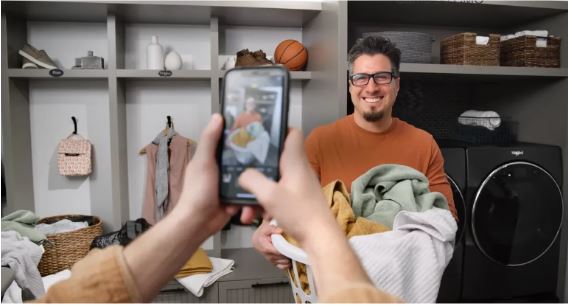 Campanha da Whirlpool auxilia solteiros a fazer uma limpeza no seu perfil de namoro
