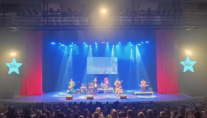 Banda argentina Star Beatles se apresenta no Teatro Carlos Gomes, em Blumenau