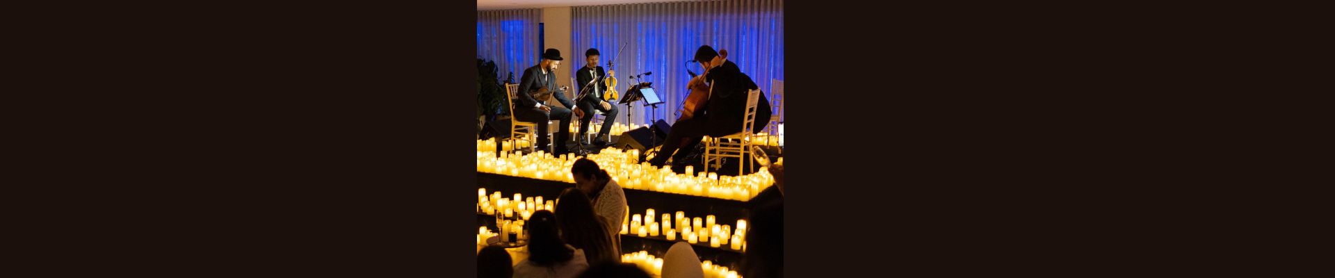 ‘Candlelight’ faz concerto exclusivo à luz de velas no centro de Florianópolis