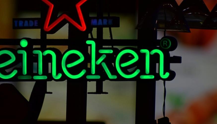 Nova campanha da Heineken volta aos anos 2000; marca traz telefone que não se conecta à internet