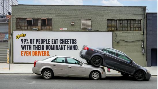 Nova campanha do Cheetos foca nos contratempos de “Outra Mão”