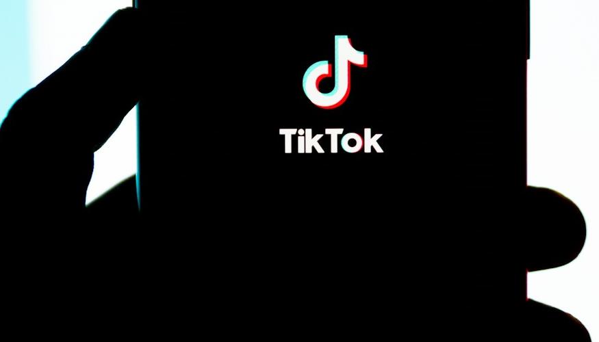 TikTok e IA: Plataforma pretende deixar que marcas utilizem a tecnologia para lançamento de produtos