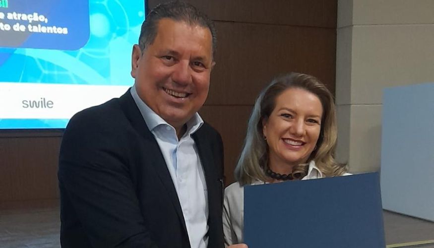 Profissional de Santa Catarina recebe prêmio de Personalidade de RH do Ano