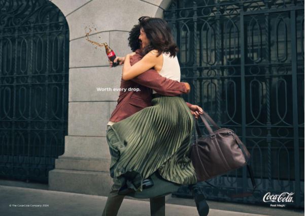 Campanha da Coca-Cola mostra como as pessoas ficam felizes quando têm contato com o produto