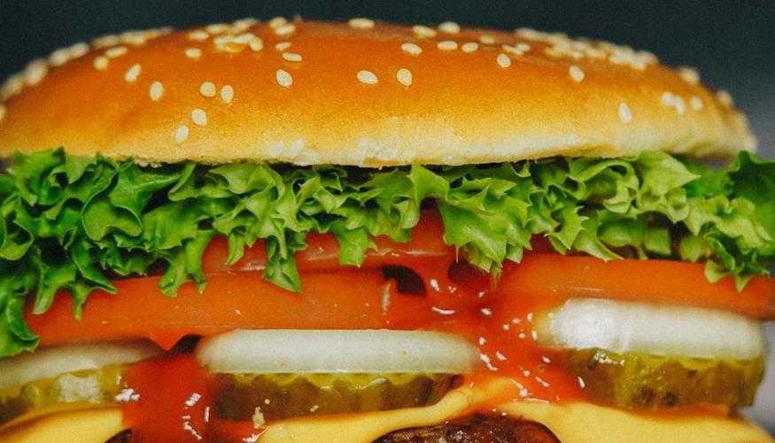 Campanha do Whopper quer comunicar que o Burger King aprimorou o sanduíche