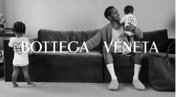 Campanha da Bottega Veneta para o Dia dos Pais tem os filhos de Rihanna e A$AP Rocky como estrelas Campanha da Bottega Veneta para o Dia dos Pais tem os filhos de Rihanna e A$AP Rocky como estrelas