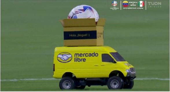 Campanha do Mercado Livre durante jogo da Copa América tem carrinho de controle remoto no campo 
