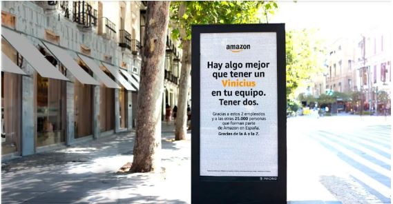 A divertida campanha da Amazon que traz um agradecimento diferente aos seus funcionários A divertida campanha da Amazon que traz um agradecimento diferente aos seus funcionários