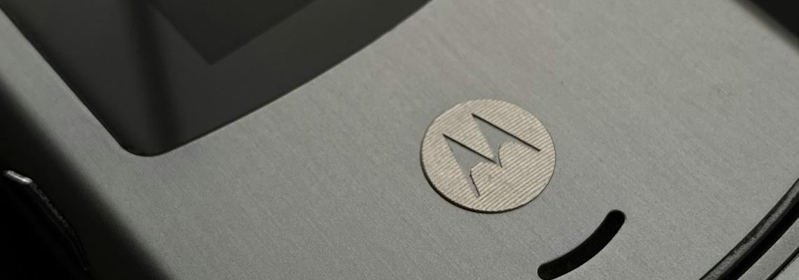 Nova campanha da Motorola, feita totalmente com IA, traz uma mistura de moda e tecnologia