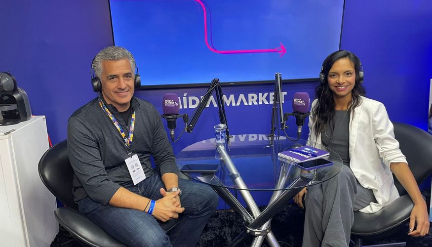Mídia Market leva estúdio móvel de podcast para evento em Florianópolis