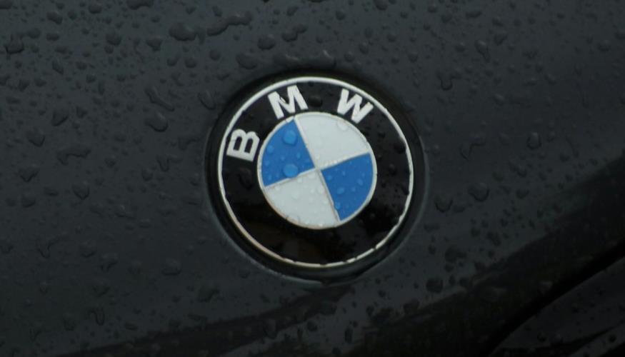 Nova campanha da BMW traz uma comparação das linhas da mão com os caminhos que percorremos