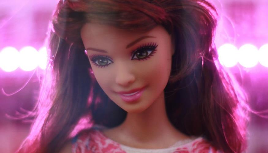 Nova campanha da Barbie quer resgatar o sentimento de dar de presente a boneca