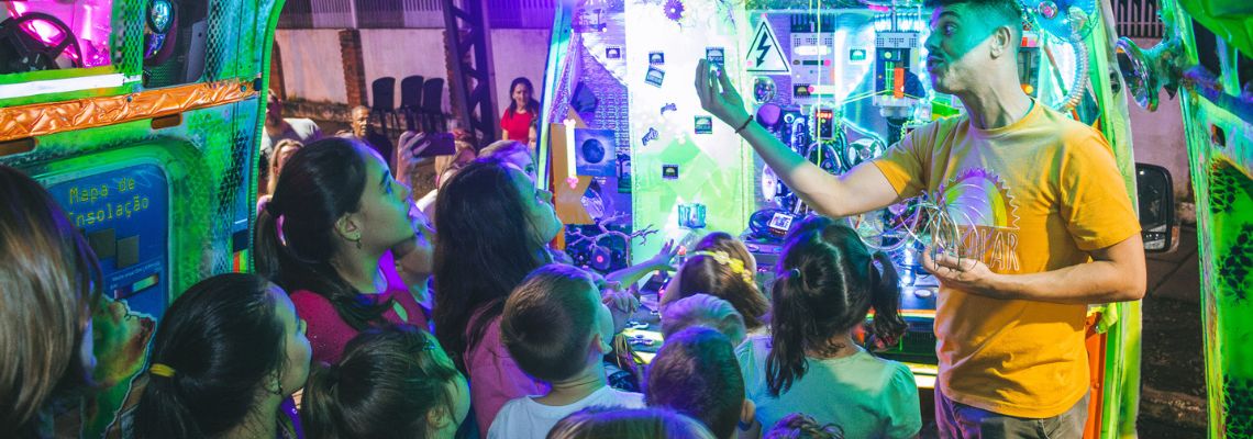 Furgão do CineSolarzinho estaciona na Mostra de Cinema Infantil de Florianópolis