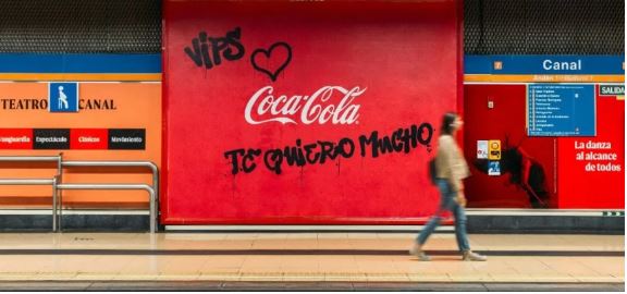 Coca-Cola aparece em campanha de restaurante para comemorar reencontro com a marca Coca-Cola aparece em campanha de restaurante para comemorar reencontro com a marca