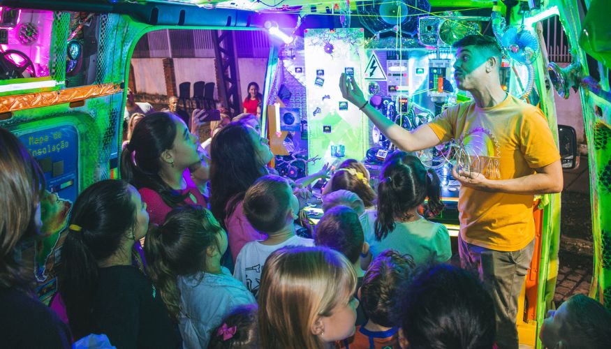 Furgão do CineSolarzinho estaciona na Mostra de Cinema Infantil de Florianópolis