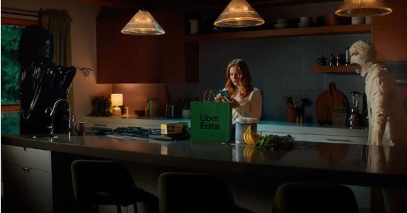 Campanha divertida da Uber Eats para o Halloween espanta monstros com doces Campanha divertida da Uber Eats para o Halloween espanta monstros com doces